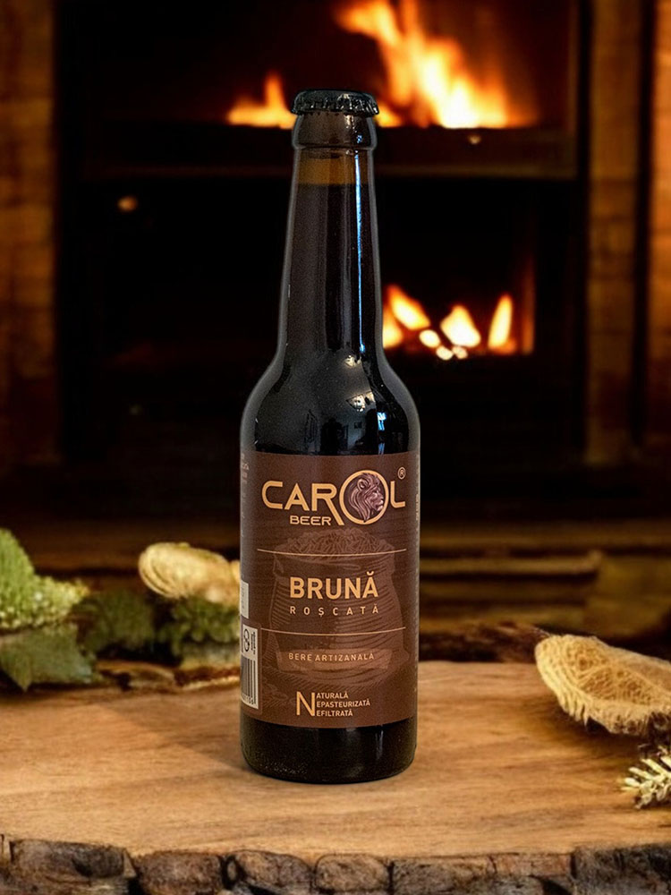 Carol Beer Bruna Flasche vor Kamin